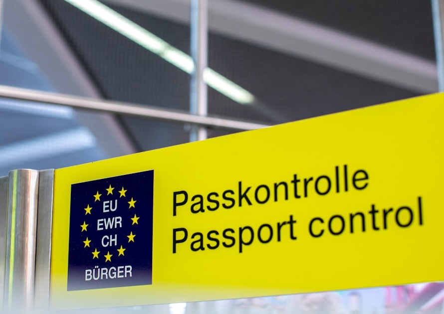 Panneau de contrôle des passeports à une frontière de l'espace Schengen — systèmes EES et ETIAS