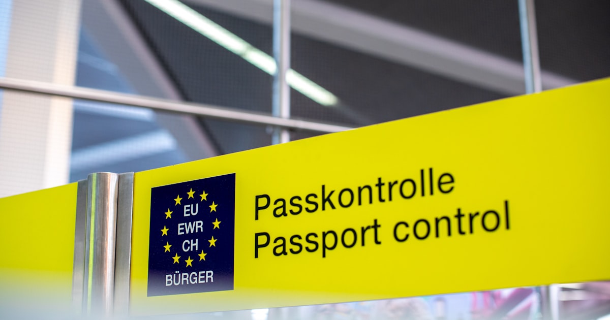 Panneau de contrôle des passeports à une frontière de l'espace Schengen — systèmes EES et ETIAS