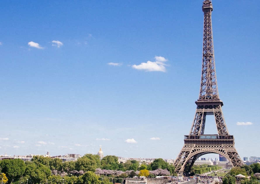 Tour Eiffel et Champ-de-Mars à Paris, symbole de l'installation des familles étrangères en France
