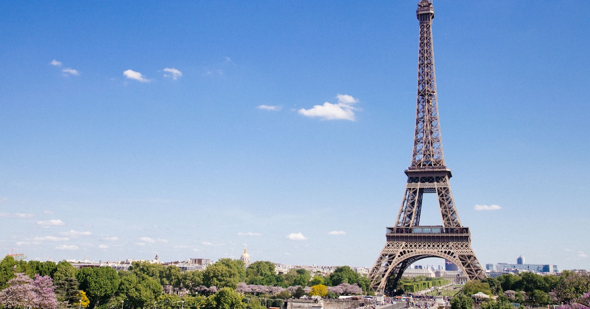 Tour Eiffel et Champ-de-Mars à Paris, symbole de l'installation des familles étrangères en France