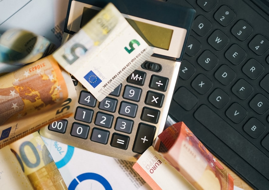 Calculatrice et billets en euros illustrant les obligations déclaratives fiscales en France