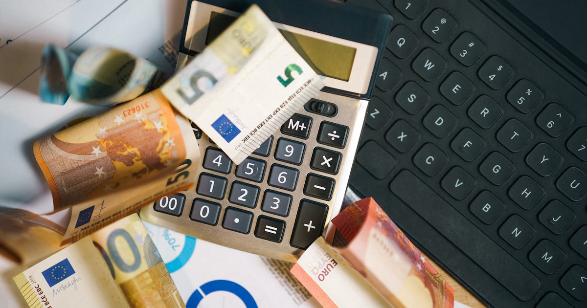 Calculatrice et billets en euros illustrant les obligations déclaratives fiscales en France