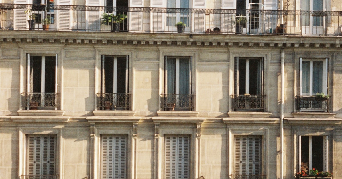Façade d'immeuble haussmannien à Paris — investissement immobilier via enchères judiciaires