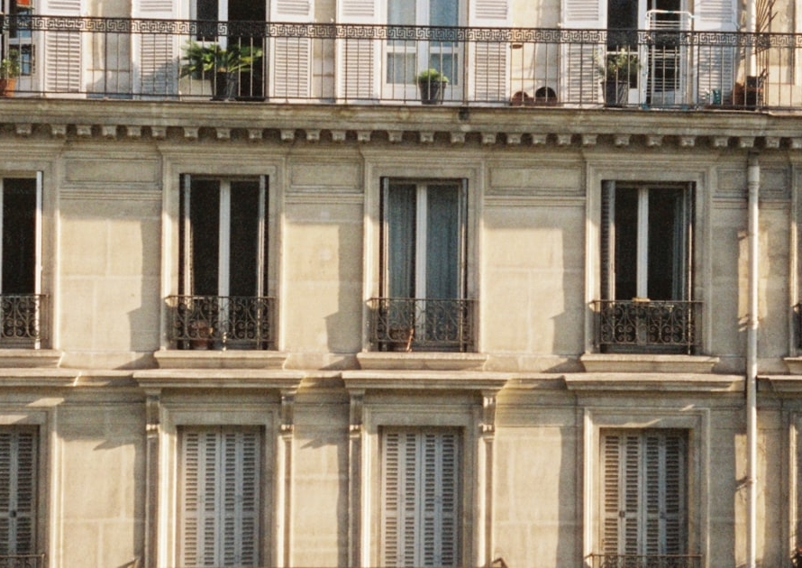 Façade d'immeuble haussmannien à Paris, illustration de l'investissement immobilier par licitation-partage