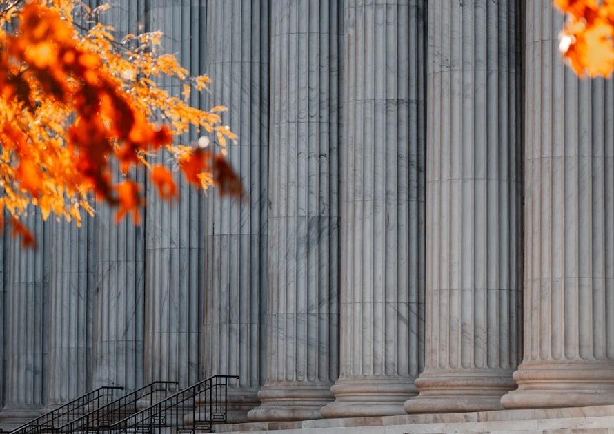Façade d'un palais de justice à colonnes, illustrant le recours contre une OQTF devant le tribunal administratif.