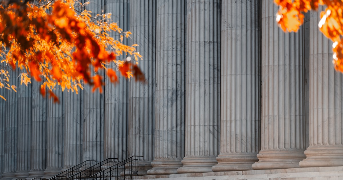 Façade d'un palais de justice à colonnes, illustrant le recours contre une OQTF devant le tribunal administratif.