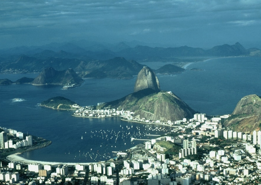 Vue aérienne de Rio de Janeiro avec le Pain de Sucre, illustrant l'installation et l'investissement au Brésil