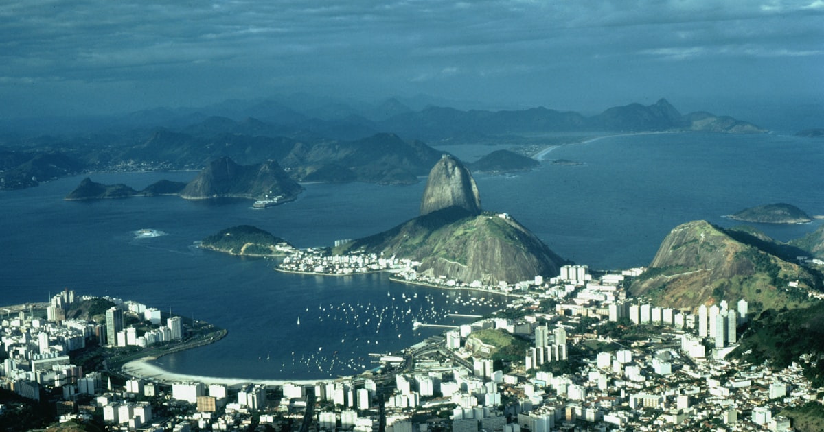 Vue aérienne de Rio de Janeiro avec le Pain de Sucre, illustrant l'installation et l'investissement au Brésil