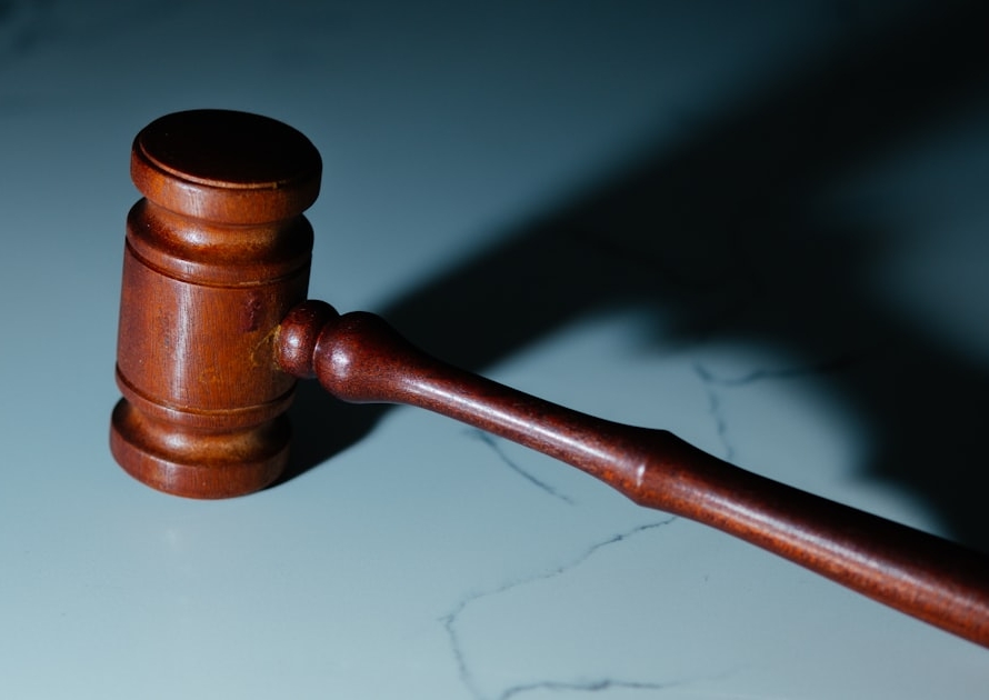 Marteau d'adjudication posé sur une surface, vente aux enchères immobilières judiciaires en France