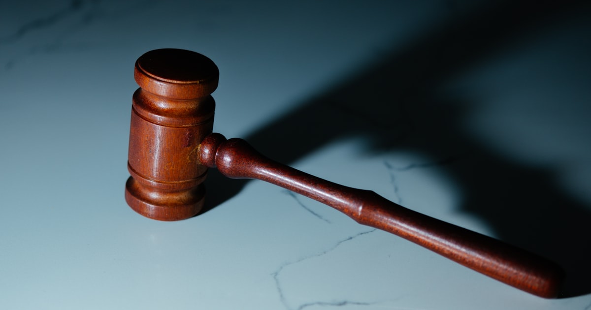 Marteau d'adjudication posé sur une surface, vente aux enchères immobilières judiciaires en France